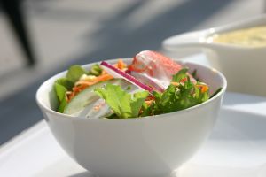 Salata de broccoli cu dressing de arahide