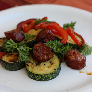 Zucchini la tigaie cu carnati si legume