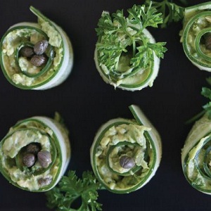 Rulouri de castravete cu pasta de avocado