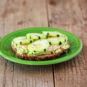 Sandwich cu humus, avocado si castravete