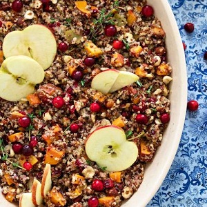 Salata de quinoa cu mere, cartofi dulci si alune de padure