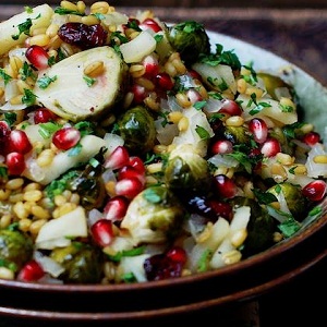 Salata de freekeh cu varza de Bruxelles, mere, rodie si merisoare