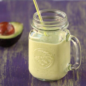 Smoothie cu avocado, pepene galben si migdale