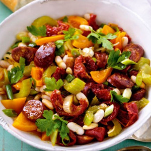 Pranzul de 500 de calorii: salata calda cu chorizo si fasole